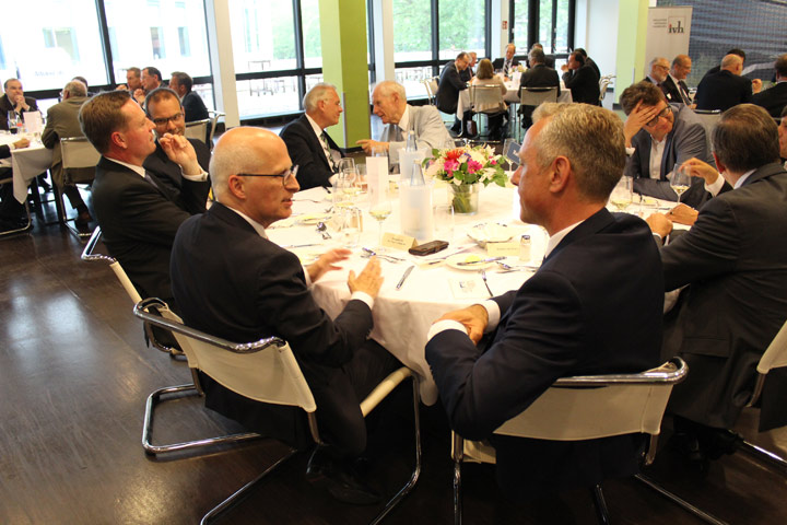 Tischgespräch mit der Industrie: Bürgermeister Dr. Peter Tschentscher und Matthias Boxberger (r.), Hansewek AG und IVH-Vorstandsvorsitzender 