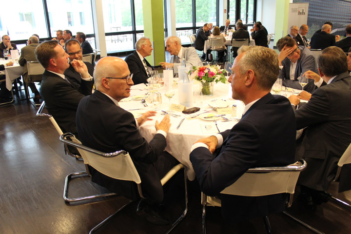 Tischgespräch mit der Industrie: Bürgermeister Dr. Peter Tschentscher und Matthias Boxberger (r.), Hansewek AG und IVH-Vorstandsvorsitzender