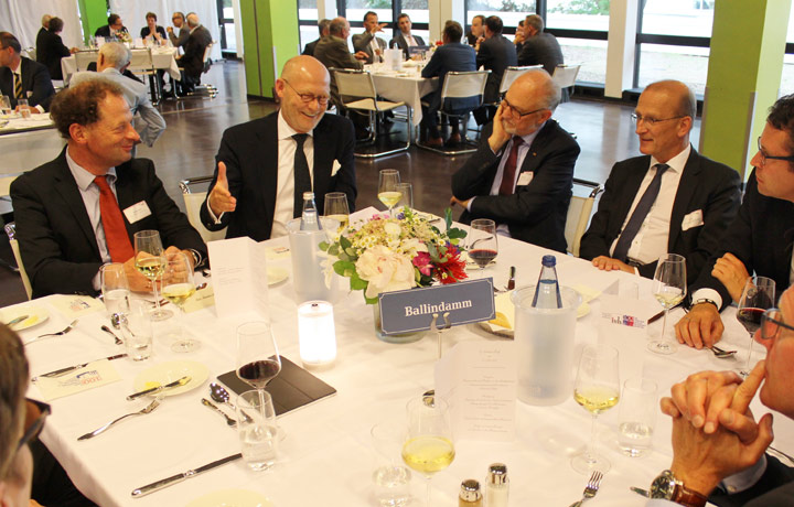 Wirtschaftssenator Michael Westhagemann (2.v.l.), bis April 2018 IVH-Vorstandsvorsitzender, im Gespräch mit Lutz Bandusch (l.), ArcelorMittal und stellv. IVH-Vorsitzender, und weiteren Unternehmern