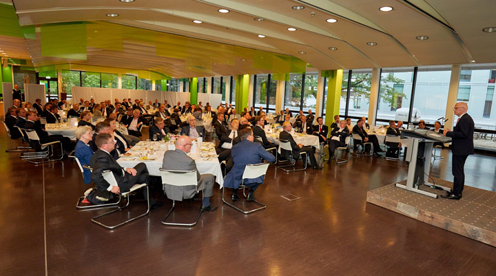 Nach seiner engagierten Rede erhielt der Erste Bürgermeister anhaltenden Applaus der IVH-Mitglieder im Betriebsrestaurant der Allianz AG am Überseering