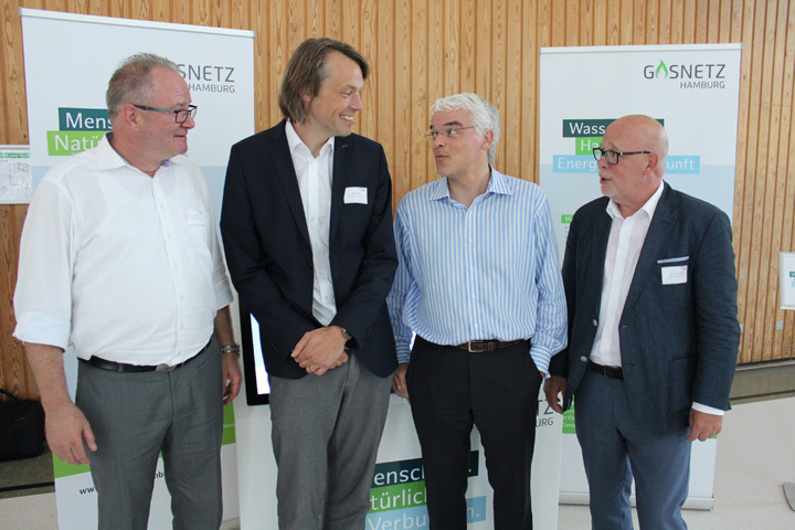 Thomas Volk, Stromnetz Hamburg (v.l.); Dominic Frodeno, 2G Energietechnik; Oliver Henry Koch und Udo Bottlaender, Gasnetz Hamburg