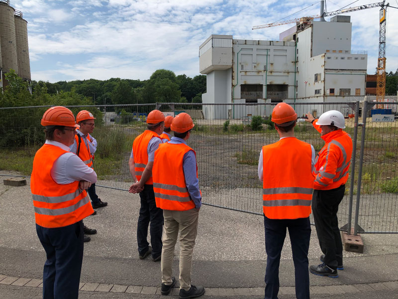 Bild: Dr. Ing. Martin Mineur, Gesamtprojektleiter Zentrum für Ressourcen und Energie (ZRE), berichtete über den Entwicklungsstand des neuen Recycling-Zentrums für biologische Abfälle am Baufeld vor einer Altanlage, die demnächst abgebrochen wird