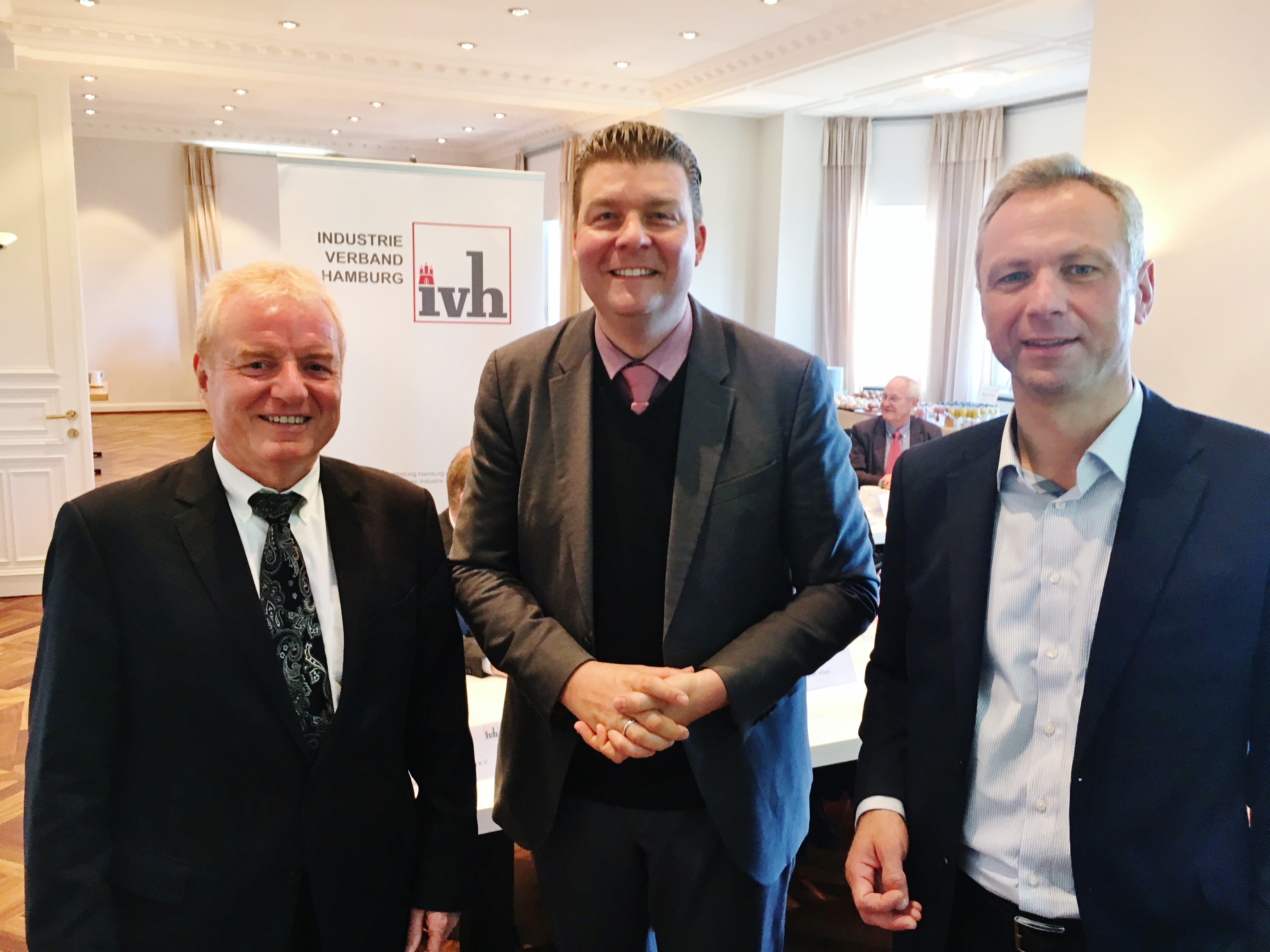 IVH-Hauptgeschäftsführer Hubert Grimm (v.l.), Finanzsenator Dr. Andreas Dressel und Matthias Boxberger, IVH-Vorsitzender