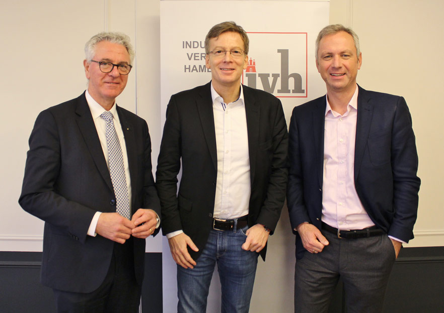 Matthias Boxberger (r.), IVH-Vorsitzender, mit Dirk Kienscherf (SPD) und Dr. Eckard Jantzen (l.), Geschäftsführer GALAB Laboratories GmbH, IVH-Vorstandsmitglied und Gastgeber des Treffens