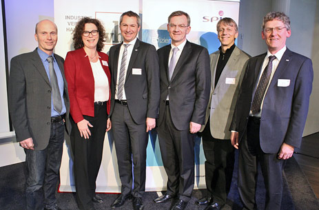 Sprachen über Energieeffizienz-Projekte (v.l.): Ronald Burchardt, Behörde für Umwelt und Energie, Martina Luther, Hamburgische Investitions- und Förderbank, Gastgeber Rainer Hollang, CEO der SPIE GmbH, MdHB Dr. Joachim Seeler, Uwe Schedler, Phoenix Compounting Technology, Gerd Schäfer, SPIE Energy Solutions Harburg