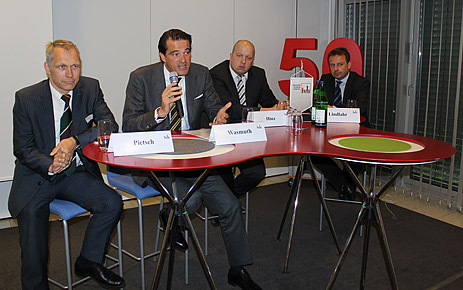 Expertengespräch über die Mobilität der Zukunft in Hamburg mit (v.l.) Jan Hendrik Pietsch, Nachhaltigkeitsbeauftragter der Hamburger Hafen und Logistik AG, Pieter Wasmuth, Generalbevollmächtigter Vattenfall, Stefan Hinz, Umweltkoordinator und Projektplaner der Hermes Logistik Gruppe Deutschland GmbH, sowie Peter Lindlahr, Geschäftsführer hySOLUTIONS und Leiter der Projektleitstelle Elektromobilität Hamburg.