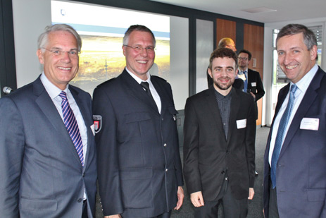 Dr. Mecke, AIRBUS (l.) und Michael Eggenschwiler, Airport Hamburg (r.) mit den Vortragenden Wolfgang Brand, Vize-Polizeipräsident Hamburg, und Dr. André Wolf, HWWI