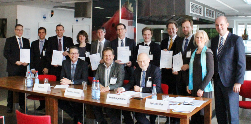 Der IVH-Vorsitzende Michael Westhagemann (am Tisch rechts) und Hamburgs Senator für Umwelt und Energie, Jens Kerstan (l.), mit Netzwerk-Teilnehmern bei einem Pressegespräch am 22. April 2016