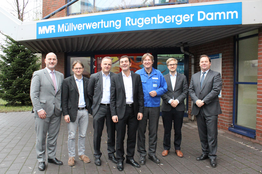 Teilnehmer des 1. Arbeitstreffens der „Ver- und Entsorger“ am 1.12.2016 in der Müllverwertung Rugenberger Damm (MVR) bei Dr. Martin Mineur (3. v. r.), Technischer Geschäftsführer von MVR und MVB 